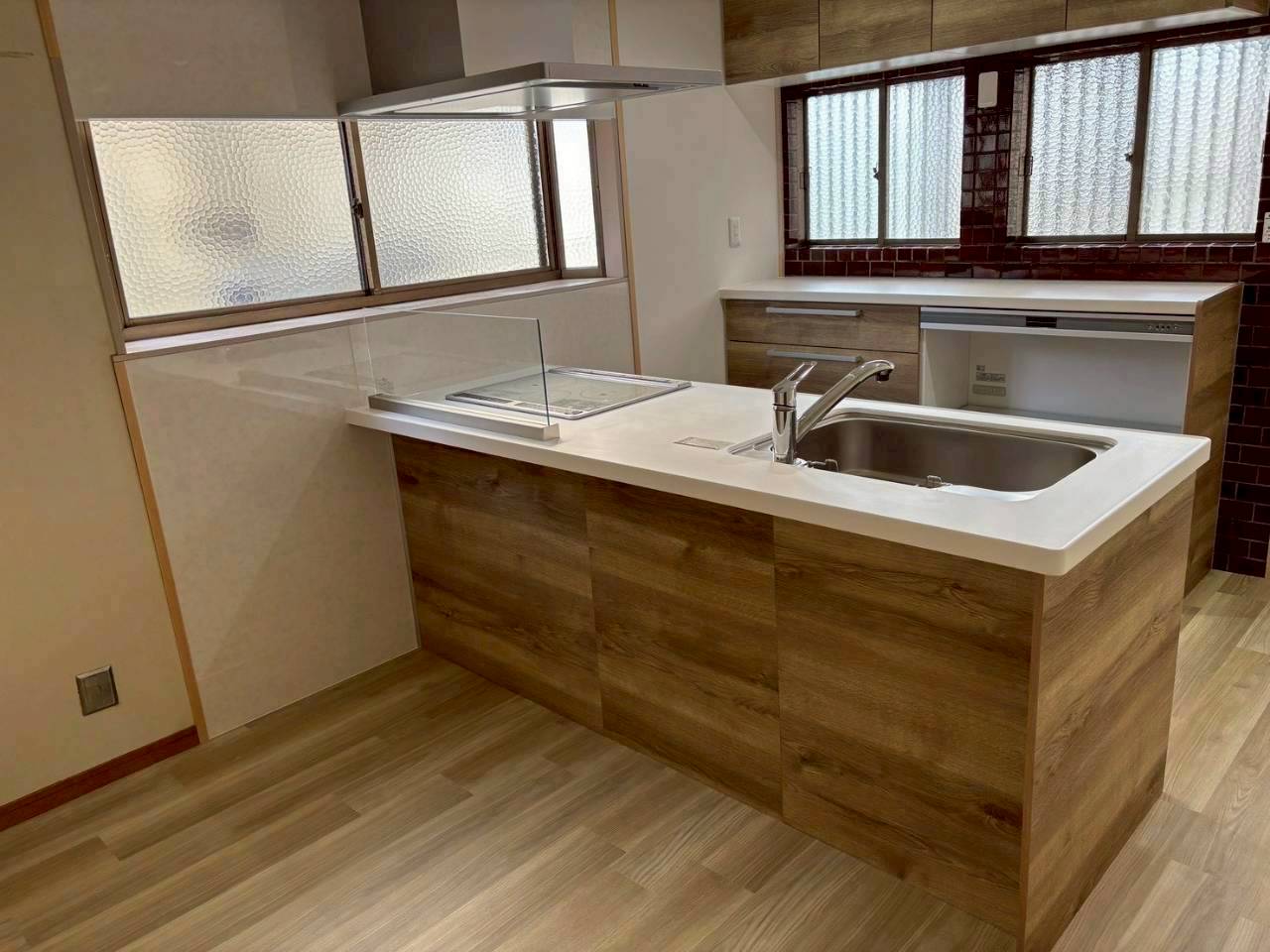 UB・洗面所・ﾄｲﾚ・玄関ﾄﾞｱ・玄関ﾎｰﾙ・洋室・廊下・内装ﾘﾌｫｰﾑ・外部塗装・屋根改修・内窓